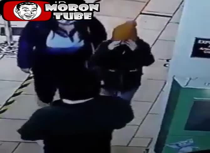 Video :A girl's face gets mistakenly sprayed with hydroalcoholic gel by a supermarket staff